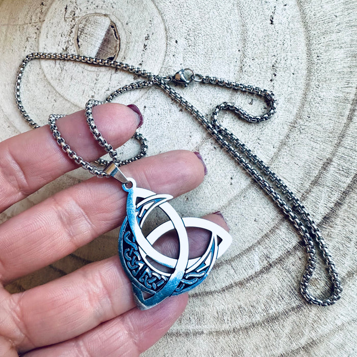 SACRED TRIQUETRA NECKLACE